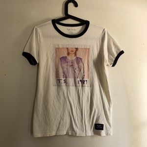 THE 1989 WORLD TOUR SHIRT 9/10